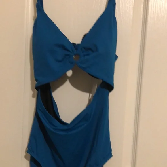 NWT ONE PIECE SWIMSUIT BIKINI. SIZE L (12 - 14 ) - Picture 2 of 4